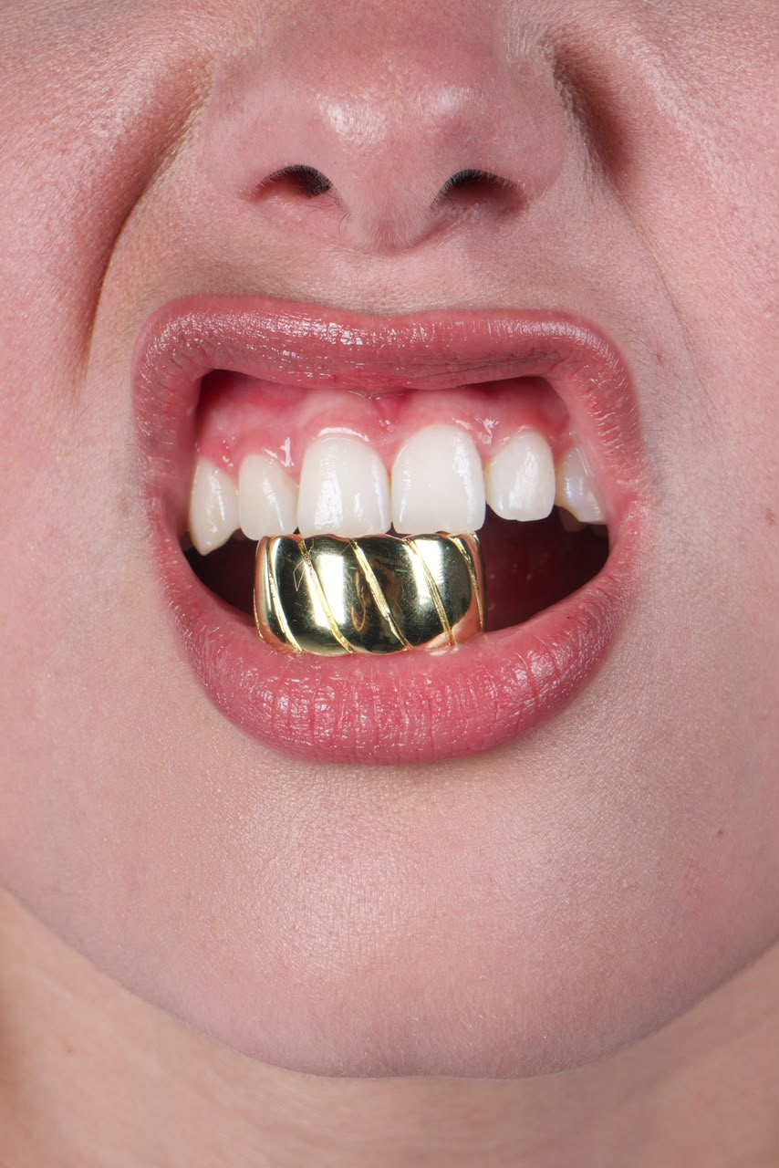 Fotografía de producto de una pieza de joyería dorada realizada por Detrax